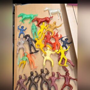 Lot Of 23 Plastic Figures Cowboys, Native American And Horses